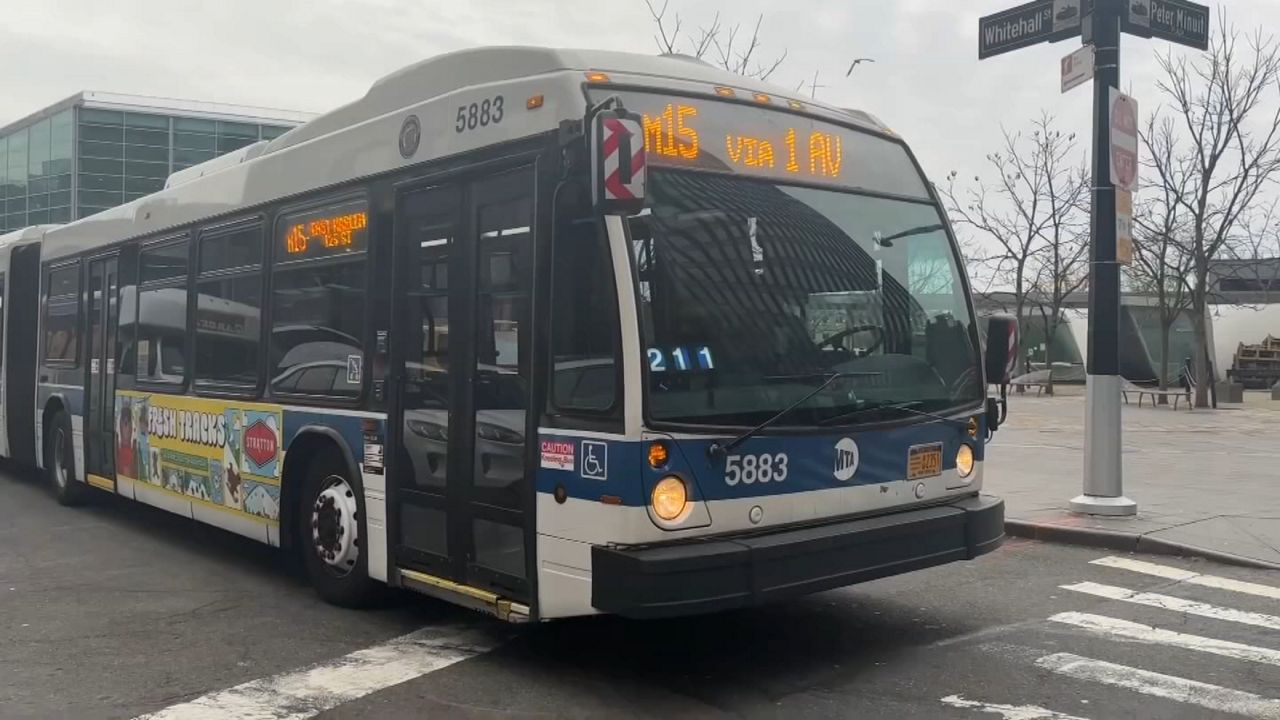 官方称曼哈顿MTA公交司机用刀解除袭击者武装